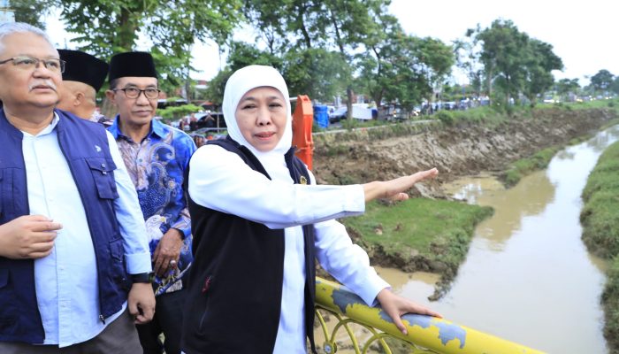Tinjau Normalisasi Sungai di Pamekasan, Khofifah Pastikan Daya Tampung Air Kembali Normal