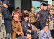 Temui Demonstran, Bupati Pamekasan Tegaskan Alihkan Anggaran Pengadaan Sofa untuk Kepentingan Masyarakat