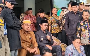 Temui Demonstran, Bupati Pamekasan Tegaskan Alihkan Anggaran Pengadaan Sofa untuk Kepentingan Masyarakat