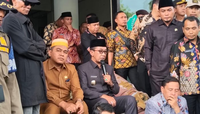 Temui Demonstran, Bupati Pamekasan Tegaskan Alihkan Anggaran Pengadaan Sofa untuk Kepentingan Masyarakat