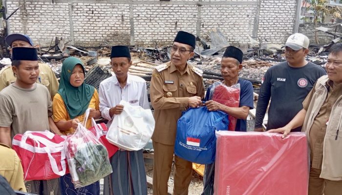 Gerak Cepat Sambangi Korban Kebakaran di Proppo, Bupati Pamekasan Siapkan Bantuan RTLH