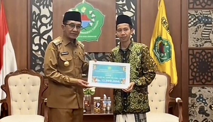 Bupati Pamekasan KH. Kholilurahman Beri Penghargaan kepada Juara II STQH Nasional