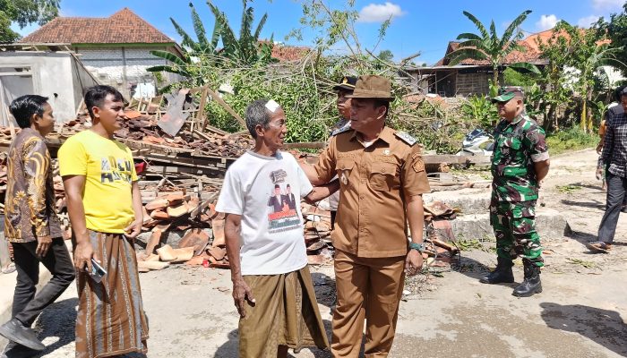 Wabup Pamekasan Sigap Sambangi Korban Puting Beliung di Desa Palengaan Laok
