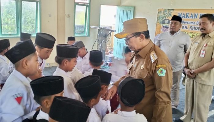 Pastikan Aman dan Bergizi, Bupati Pamekasan Nikmati MBG Bersama Siswa di Sekolah
