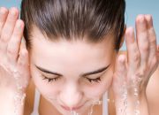 Cek Fakta, Cuci Muka dengan Air Es Bisa Bikin Kulit Segar dan Glowing?