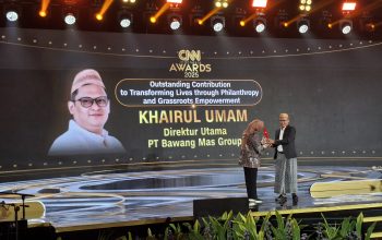 Bangun Ribuan Rumah Warga Kurang Mampu di Pamekasan, Haji Her Dianugerahi CNN Indonesia Awards 2025
