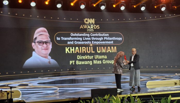 Bangun Ribuan Rumah Warga Kurang Mampu di Pamekasan, Haji Her Dianugerahi CNN Indonesia Awards 2025