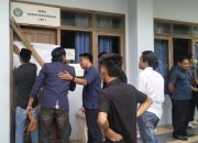 Mahasiswa UNIRA Segel Kantor Rektor, Buntut Protes Penyusunan Pedoman Pemilu BEM 2025