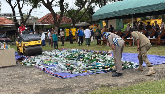 Ribuan Botol Miras Dimusnahkan, Bupati : Komitmen Menjaga Generasi Bangsa