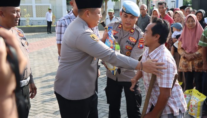Berebut Beras Gratis, Masyarakat Padati Halaman Polres Pamekasan