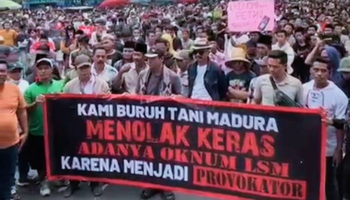 Ribuan Buruh Pabrik Rokok dan Petani Tembakau Kepung Kantor Bupati Pamekasan