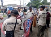 Mayoritas Bersarang di Perkotaan, Ratusan Reklame Ilegal Ditertibkan Satpol-PP dan Damkar Pamekasan