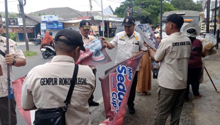 Mayoritas Bersarang di Perkotaan, Ratusan Reklame Ilegal Ditertibkan Satpol-PP dan Damkar Pamekasan
