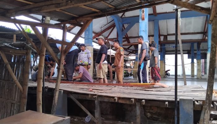 Teras Pasar 17 Pamekasan Ambruk, Disperindag : Kayu Sudah Lapuk Faktor Usia