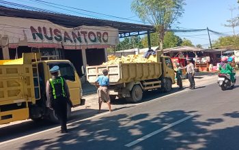 Imbas Muatan Tidak Ditutup Terpal 8 Dump Truck Diganjar Tilang Satlantas Polres Pamekasan