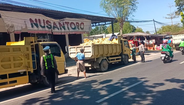 Imbas Muatan Tidak Ditutup Terpal 8 Dump Truck Diganjar Tilang Satlantas Polres Pamekasan