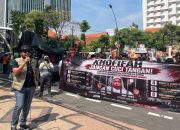 Bawa 6 Tuntutan, Aksi Jaka Jatim di Depan Kantor Gubernur Jatim Minta Khofifah Tidak Cuci Tangan