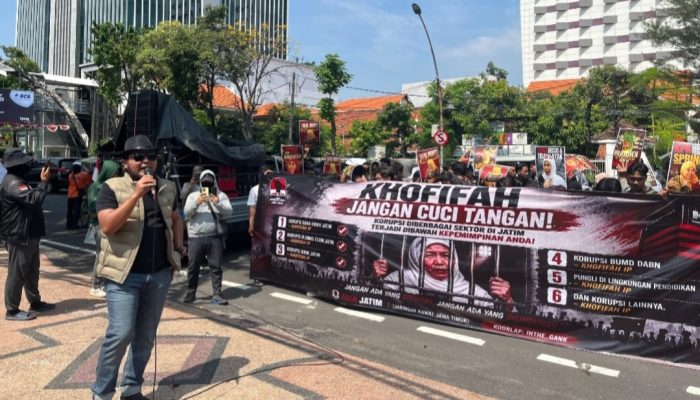 Bawa 6 Tuntutan, Aksi Jaka Jatim di Depan Kantor Gubernur Jatim Minta Khofifah Tidak Cuci Tangan