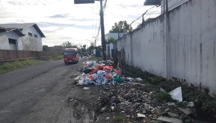 Sampah Berserakan, Warga Mengeluh Bau Menyengat