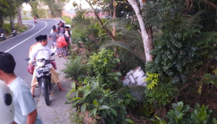Akibat Keluar Jalur, L300 Box Nyelonong ke Jurang di Pamekasan 