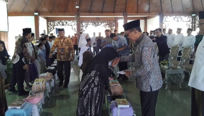 10 Muharram 1448 H, Bupati Pamekasan Tebar Kebahagiaan kepada Puluhan Anak Yatim