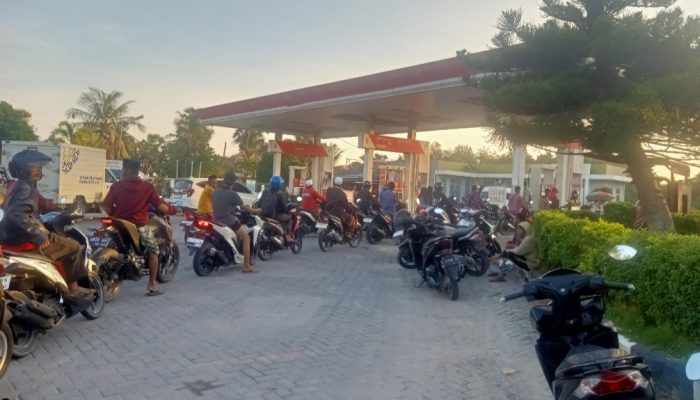 Antrean Kendaraan Mengular Imbas Kelangkaan Pertalite dan Solar, Warga Pedesaan Mengaku Paling Terdampak