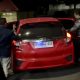 NGACIR: Korwil BGN Pamekasan saat dikawal masuk ke dalam mobil warna merah usai menjalani pemeriksaan intensif selama 6 jam di ruang penyidik Satreskrim Polres Pamekasan, Jum’at (5/6/2026).