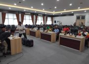 Bawa Puluhan Jerigen ke Ruang Sidang DPRD, Nelayan Jumiang Protes Kelangkaan Solar