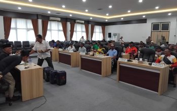 Bawa Puluhan Jerigen ke Ruang Sidang DPRD, Nelayan Jumiang Protes Kelangkaan Solar