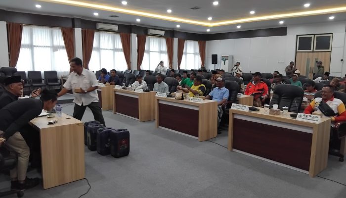 Bawa Puluhan Jerigen ke Ruang Sidang DPRD, Nelayan Jumiang Protes Kelangkaan Solar