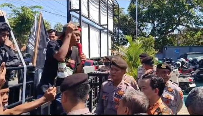 Tuding Rekrutmen Tidak Tepat, Federasi Taman Juang Group Geruduk BPS Pamekasan