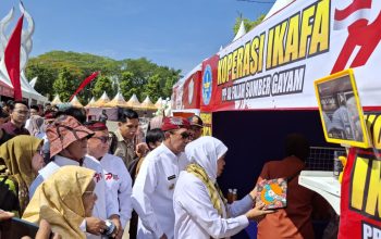 Khofifah Borong Produk Koperasi IKAFA di Harkop ke-79 Jatim, Black Garlic hingga Batik Santri Jadi Perhatian