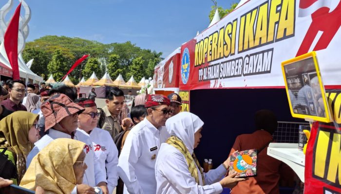 Khofifah Borong Produk Koperasi IKAFA di Harkop ke-79 Jatim, Black Garlic hingga Batik Santri Jadi Perhatian