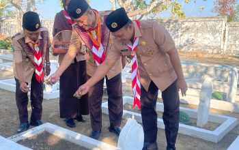 Tabur Bunga di Makam Pahlawan, Kwarcab Pramuka Pamekasan Ajak Teladani Pejuang Terdahulu