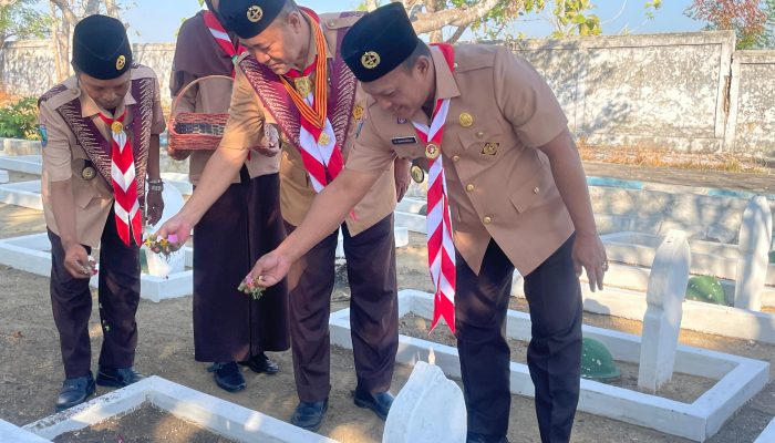 Tabur Bunga di Makam Pahlawan, Kwarcab Pramuka Pamekasan Ajak Teladani Pejuang Terdahulu