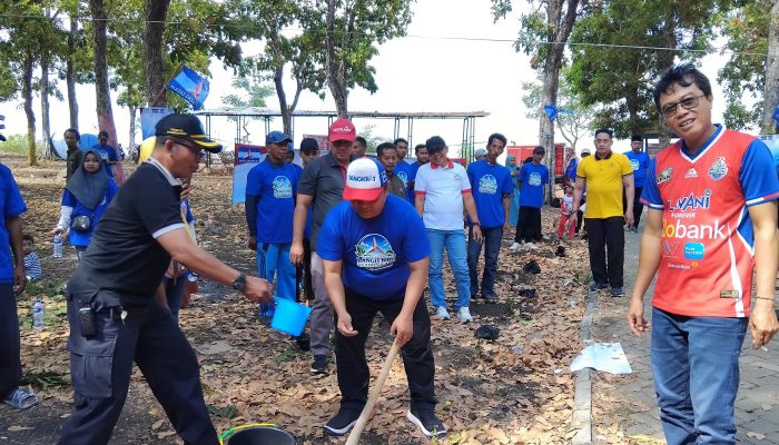 Demokrat Pamekasan Gelar Gerakan Langit Biru di Pantai Jumiang
