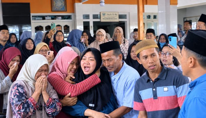 Disambut Tangis Histeris, Jenazah ABK Virgo Transport 8 Tiba di Rumah Duka Pamekasan