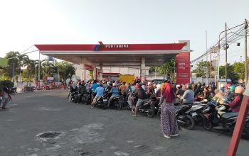 Sejumlah SPBU di Pamekasan Diserbu Warga, Bashra Bani Insan Peduli Bagi-bagi Pertalite Gratis