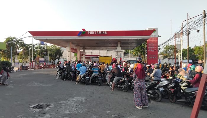 Sejumlah SPBU di Pamekasan Diserbu Warga, Bashra Bani Insan Peduli Bagi-bagi Pertalite Gratis