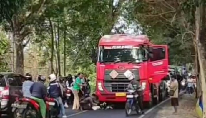 Pemotor Asal Pragaan Tewas di Artodung Usai Terjepit Minibus dan Tronton