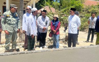 Pemerintah Minim Anggaran, Warga Perbaiki Jalan Lintas Kabupaten Modal Swadaya