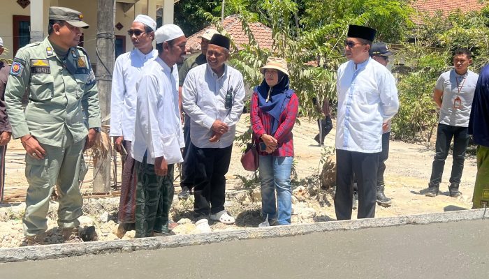 Pemerintah Minim Anggaran, Warga Perbaiki Jalan Lintas Kabupaten Modal Swadaya