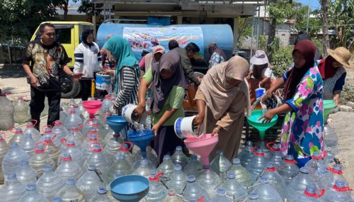 Peduli Masyarakat Terdampak Kekeringan, AJP Salurkan Bantuan Air Bersih