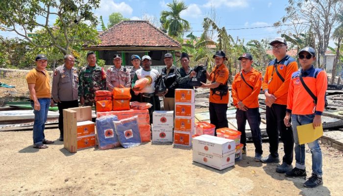 Harta Habis Dilalap Api, 9 Korban Kebakaran di Pamekasan Mengungsi di Musholla