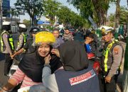 Tak Pakai Helm Dihentikan, Pengendara di Pamekasan Malah Dapat Hadiah dari Karimata