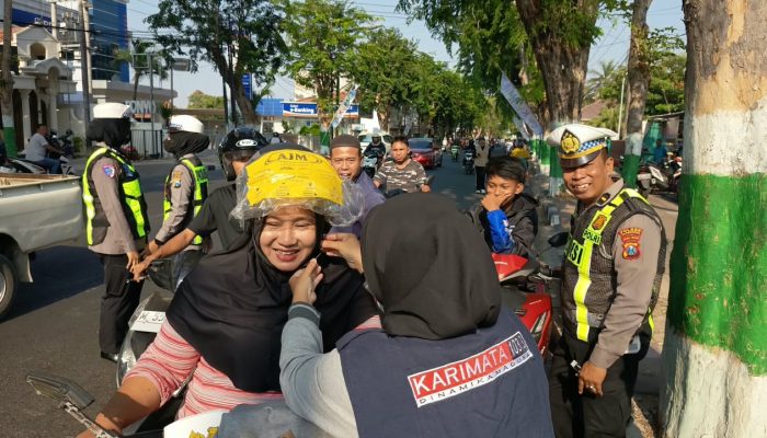 Tak Pakai Helm Dihentikan, Pengendara di Pamekasan Malah Dapat Hadiah dari Karimata