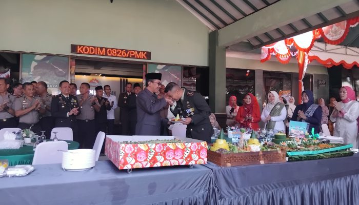 Potongan Tumpeng Pertama untuk Bupati, Begini Kemesraan Dandim dan Pemkab Pamekasan di HUT TNI